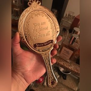 Besame Snow White mirror